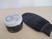 KIT SAPONE NERO CON GUANTO-200 GR